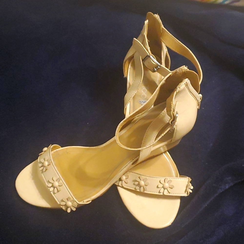 Cream Flowered Wedges - Picture 2 of 3